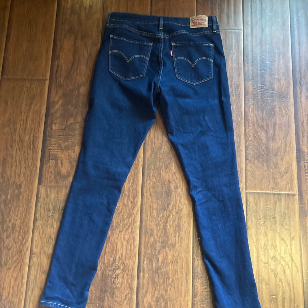 Sale-Levis Comfort fit skinny jeans. Womens